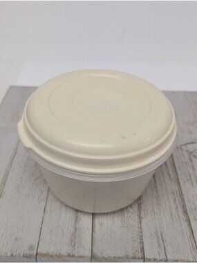 Vintage Rubbermaid Servin Saver #2 Round 4 Cup Food Container Almond Lid - B